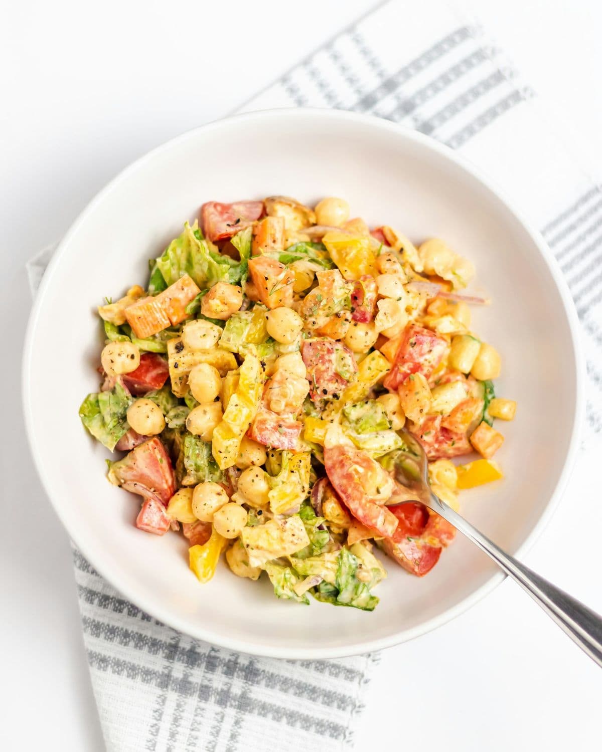 Salada de grão-de-bico com tomate e legumes